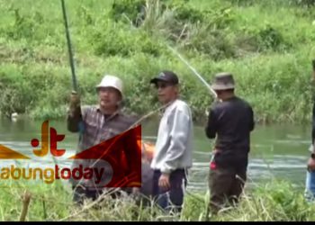Warga dan tokoh masyarakat antusias mengikuti pembukaan Lubuk Larangan di Sungai Desa Tarutung, Kecamatan Batang Merangin, Kerinci, Sabtu (24/5/2025). (Dok. Daus - JT)