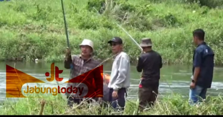 Warga dan tokoh masyarakat antusias mengikuti pembukaan Lubuk Larangan di Sungai Desa Tarutung, Kecamatan Batang Merangin, Kerinci, Sabtu (24/5/2025). (Dok. Daus - JT)