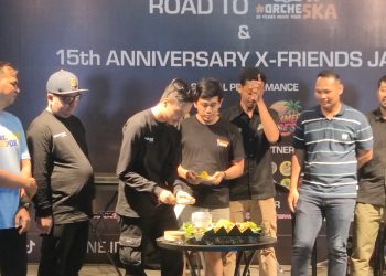 Ketua X-Friends Jambi, Rifan Saputra, bersama para pendiri komunitas melakukan prosesi pemotongan tumpeng dalam perayaan 15th Anniversary X-Friends Jambi yang digelar di Bonnie Resto & Café, Minggu (25/5/2025) malam. (Dok. Yola)