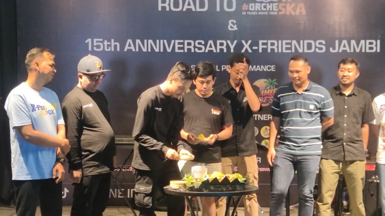 Ketua X-Friends Jambi, Rifan Saputra, bersama para pendiri komunitas melakukan prosesi pemotongan tumpeng dalam perayaan 15th Anniversary X-Friends Jambi yang digelar di Bonnie Resto & Café, Minggu (25/5/2025) malam. (Dok. Yola)