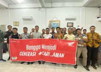 Para peserta edukasi safety riding yang diselenggarakan oleh Honda Sinsen berpose bersama usai mengikuti sesi pelatihan bertema “Bangga Menjadi Generasi #Cari_Aman” di Kota Jambi, Senin (26/5/2025). (dok. Daus)