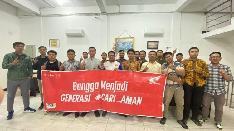 Para peserta edukasi safety riding yang diselenggarakan oleh Honda Sinsen berpose bersama usai mengikuti sesi pelatihan bertema “Bangga Menjadi Generasi #Cari_Aman” di Kota Jambi, Senin (26/5/2025). (dok. Daus)