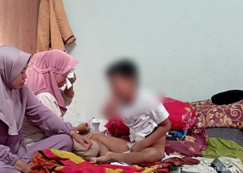Tangis duka menyelimuti keluarga saat menemani B.I., bocah 10 tahun yang mengalami luka serius usai sunat di sebuah praktik mandiri di Kayu Aro, Kerinci. Foto diambil di kediaman korban, Minggu (26/5/2025). (Dok. Yola)