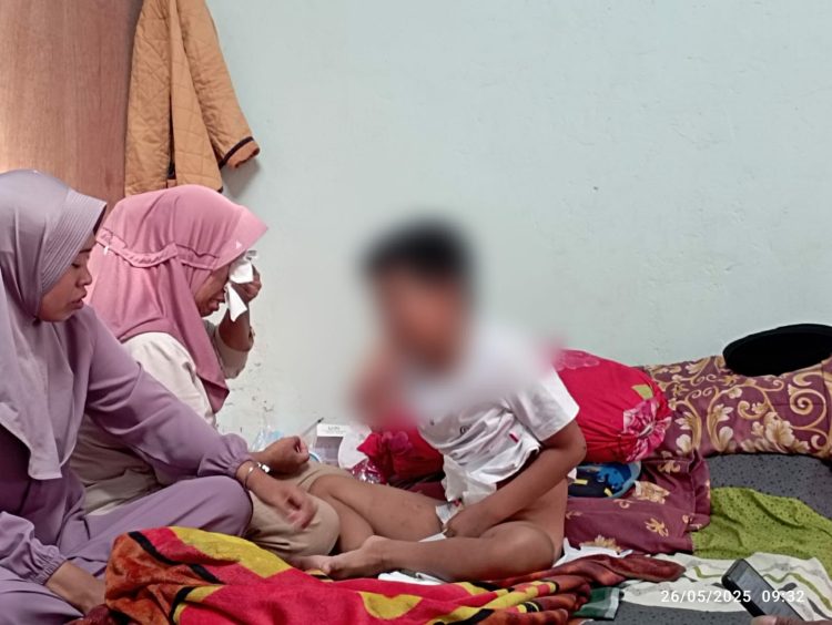 Tangis duka menyelimuti keluarga saat menemani B.I., bocah 10 tahun yang mengalami luka serius usai sunat di sebuah praktik mandiri di Kayu Aro, Kerinci. Foto diambil di kediaman korban, Minggu (26/5/2025). (Dok. Yola)