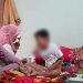 Tangis duka menyelimuti keluarga saat menemani B.I., bocah 10 tahun yang mengalami luka serius usai sunat di sebuah praktik mandiri di Kayu Aro, Kerinci. Foto diambil di kediaman korban, Minggu (26/5/2025). (Dok. Yola)