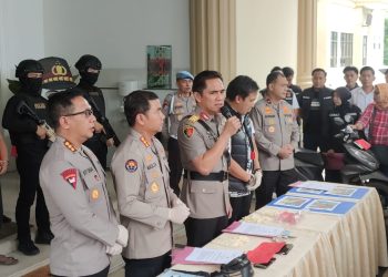 Kapolda Jambi Irjen Pol Krisno H. Siregar  didampingi oleh Wakapolda Jambi Brigjen Pol Mustaqim, Dirreskrimum Polda Jambi Kombes Pol Manang Soebeti, Kabid Humas Kombes Pol Mulia Prianto, Kapolresta Jambi Kombes Pol Boy Sutan Binanga Siregar, dan Kasat Reskrim Polresta Jambi Kompol Hendra Wijaya Manurung dalam konferensi pers Tersangka pembunuhan Aipda Hendra  di Lobby Gedung Utama Mapolda Jambi, Senin (26/5/2025) (Dok. Stepanus)