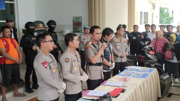 Kapolda Jambi Irjen Pol Krisno H. Siregar  didampingi oleh Wakapolda Jambi Brigjen Pol Mustaqim, Dirreskrimum Polda Jambi Kombes Pol Manang Soebeti, Kabid Humas Kombes Pol Mulia Prianto, Kapolresta Jambi Kombes Pol Boy Sutan Binanga Siregar, dan Kasat Reskrim Polresta Jambi Kompol Hendra Wijaya Manurung dalam konferensi pers Tersangka pembunuhan Aipda Hendra  di Lobby Gedung Utama Mapolda Jambi, Senin (26/5/2025) (Dok. Stepanus)