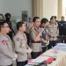 Kapolda Jambi Irjen Pol Krisno H. Siregar  didampingi oleh Wakapolda Jambi Brigjen Pol Mustaqim, Dirreskrimum Polda Jambi Kombes Pol Manang Soebeti, Kabid Humas Kombes Pol Mulia Prianto, Kapolresta Jambi Kombes Pol Boy Sutan Binanga Siregar, dan Kasat Reskrim Polresta Jambi Kompol Hendra Wijaya Manurung dalam konferensi pers Tersangka pembunuhan Aipda Hendra  di Lobby Gedung Utama Mapolda Jambi, Senin (26/5/2025) (Dok. Stepanus)