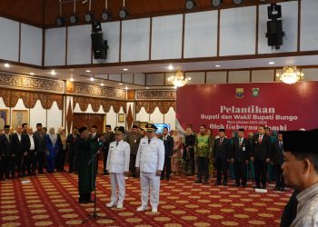 Gubernur Jambi, Dr. H. Al Haris, S.Sos., M.H., memimpin pelantikan H. Dedy Putra, S.H., M.Kn., dan Tri Wahyu Hidayat sebagai Bupati dan Wakil Bupati Bungo masa jabatan 2025–2030, di Auditorium Rumah Dinas Gubernur Jambi, Senin (26/5/2025). (Dok. Erit - Kominfo)
