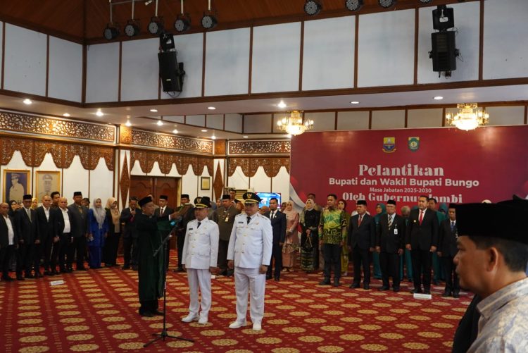 Gubernur Jambi, Dr. H. Al Haris, S.Sos., M.H., memimpin pelantikan H. Dedy Putra, S.H., M.Kn., dan Tri Wahyu Hidayat sebagai Bupati dan Wakil Bupati Bungo masa jabatan 2025–2030, di Auditorium Rumah Dinas Gubernur Jambi, Senin (26/5/2025). (Dok. Erit - Kominfo)