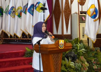 Ketua TP-PKK Provinsi Jambi, Hj. Hesnidar Haris, memberikan sambutan usai melantik Ketua TP-PKK, TP-Posyandu, Dekranasda, dan Bunda PAUD Kabupaten Bungo di Auditorium Rumah Dinas Gubernur Jambi, Senin (26/5/2025). (dok, Erit Kominfo)