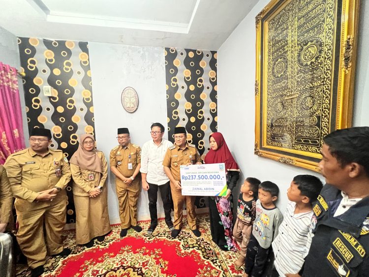Penyerahan santunan BPJS Ketenagakerjaan senilai Rp237,5 juta oleh Wali Kota Jambi bersama jajaran Pemkot dan BPJS Ketenagakerjaan Cabang Jambi kepada keluarga almarhum Zainal Abidin, Ketua RT 23 Bakung Jaya yang wafat saat bertugas, Senin (26/5/2025). (Dok. Yola - JT)