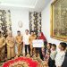 Penyerahan santunan BPJS Ketenagakerjaan senilai Rp237,5 juta oleh Wali Kota Jambi bersama jajaran Pemkot dan BPJS Ketenagakerjaan Cabang Jambi kepada keluarga almarhum Zainal Abidin, Ketua RT 23 Bakung Jaya yang wafat saat bertugas, Senin (26/5/2025). (Dok. Yola - JT)