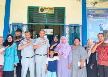 Kepala PT Jasa Raharja Cabang Muara Bungo, Juni Panto Susilo (tengah), bersama guru dan wali murid SMK Negeri 2 Tebo berpose usai pelaksanaan Program PPKL dan sosialisasi keselamatan lalu lintas, Selasa (27/5/2025). (Dok. Humas JR)