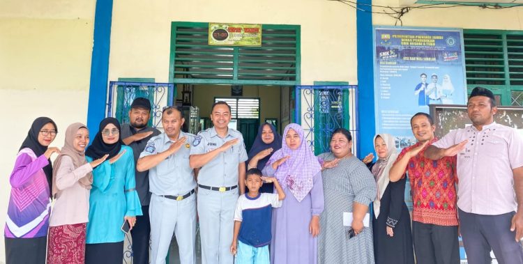 Kepala PT Jasa Raharja Cabang Muara Bungo, Juni Panto Susilo (tengah), bersama guru dan wali murid SMK Negeri 2 Tebo berpose usai pelaksanaan Program PPKL dan sosialisasi keselamatan lalu lintas, Selasa (27/5/2025). (Dok. Humas JR)