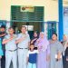 Kepala PT Jasa Raharja Cabang Muara Bungo, Juni Panto Susilo (tengah), bersama guru dan wali murid SMK Negeri 2 Tebo berpose usai pelaksanaan Program PPKL dan sosialisasi keselamatan lalu lintas, Selasa (27/5/2025). (Dok. Humas JR)