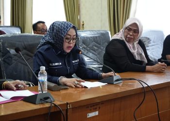 Ketua DPRD Tanjab Timur Hj. Zilawati, SH (berkerudung biru), memberikan klarifikasi resmi terkait isu pengalihan anggaran sebesar Rp 2,6 miliar dalam rapat bersama Banggar dan TAPD, Senin (26/5/2025). (Dok. Daus)