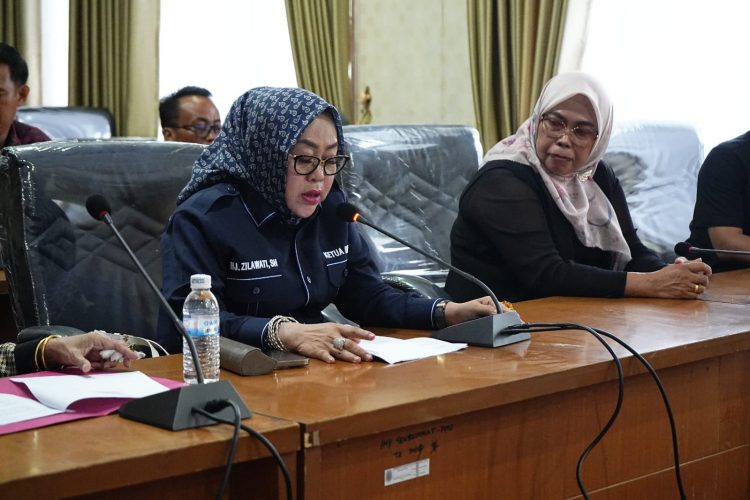 Ketua DPRD Tanjab Timur Hj. Zilawati, SH (berkerudung biru), memberikan klarifikasi resmi terkait isu pengalihan anggaran sebesar Rp 2,6 miliar dalam rapat bersama Banggar dan TAPD, Senin (26/5/2025). (Dok. Daus)