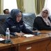 Ketua DPRD Tanjab Timur Hj. Zilawati, SH (berkerudung biru), memberikan klarifikasi resmi terkait isu pengalihan anggaran sebesar Rp 2,6 miliar dalam rapat bersama Banggar dan TAPD, Senin (26/5/2025). (Dok. Daus)