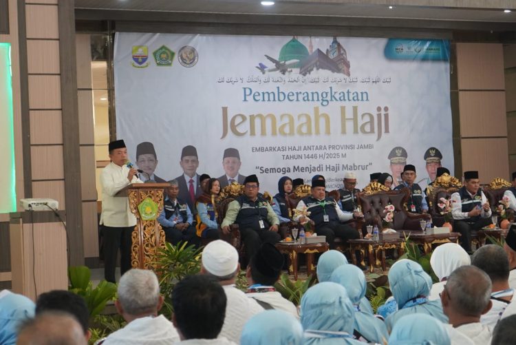 Gubernur Jambi, Dr. H. Al Haris, S.Sos., M.H., menyampaikan sambutan saat pelepasan kloter terakhir jemaah calon haji Provinsi Jambi Tahun 1446 H/2025 M di Asrama Haji Kota Baru, Kota Jambi, Selasa (27/5/2025). (Dok. Erit - Kominfo)