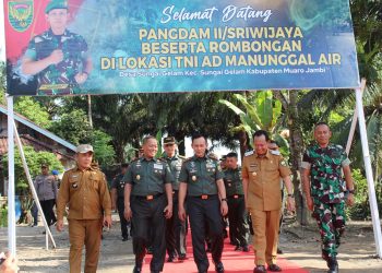 Pangdam II/Sriwijaya Mayjen TNI Ujang Darwis, M.D.A., bersama Forkopimda Muaro Jambi dan jajaran TNI AD meninjau langsung lokasi pelaksanaan Program TNI AD Manunggal Air di Desa Sungai Gelam, Kecamatan Sungai Gelam, Kabupaten Muaro Jambi, Senin (26/5/2025). (Dok. Stepanus)