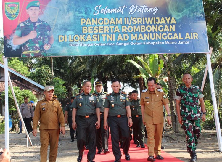 Pangdam II/Sriwijaya Mayjen TNI Ujang Darwis, M.D.A., bersama Forkopimda Muaro Jambi dan jajaran TNI AD meninjau langsung lokasi pelaksanaan Program TNI AD Manunggal Air di Desa Sungai Gelam, Kecamatan Sungai Gelam, Kabupaten Muaro Jambi, Senin (26/5/2025). (Dok. Stepanus)