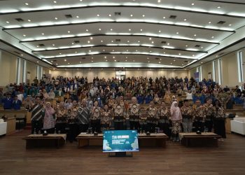 Para pimpinan OJK, IFAC, IAI, dan akademisi berfoto bersama peserta seminar dalam pembukaan APAFest 2025 bertema “Future-Ready Accountants: Navigating Global Challenges” yang digelar di Universitas Gadjah Mada, Yogyakarta, pada 24 Mei 2025. (Dok. Humas OJK Jambi)