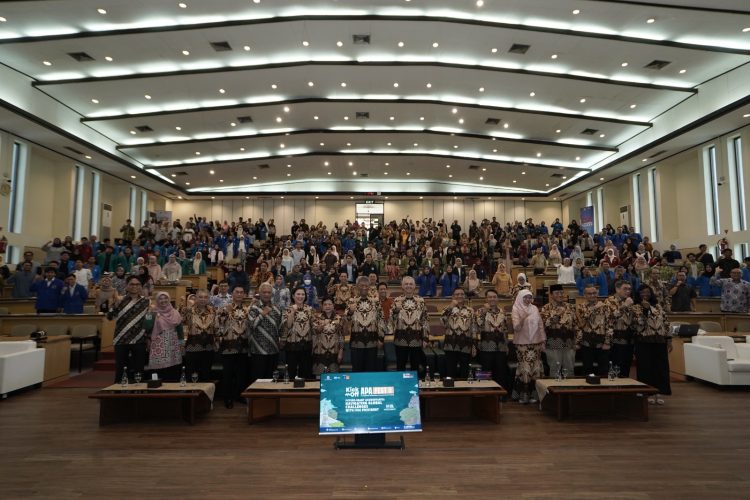 Para pimpinan OJK, IFAC, IAI, dan akademisi berfoto bersama peserta seminar dalam pembukaan APAFest 2025 bertema “Future-Ready Accountants: Navigating Global Challenges” yang digelar di Universitas Gadjah Mada, Yogyakarta, pada 24 Mei 2025. (Dok. Humas OJK Jambi)