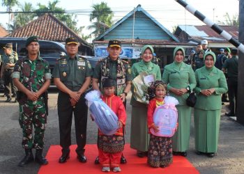 Pangdam II/Sriwijaya Mayjen TNI Ujang Darwis, M.D.A., bersama Danrem 042/Gapu Brigjen TNI Heri Purwanto, S.E., M.Sc., disambut hangat oleh prajurit, Persit, dan anak-anak berpakaian adat dalam kunjungan kerja di Yonif 142/KJ, Jambi, Selasa (27/5/2025). (Dok. Yol)