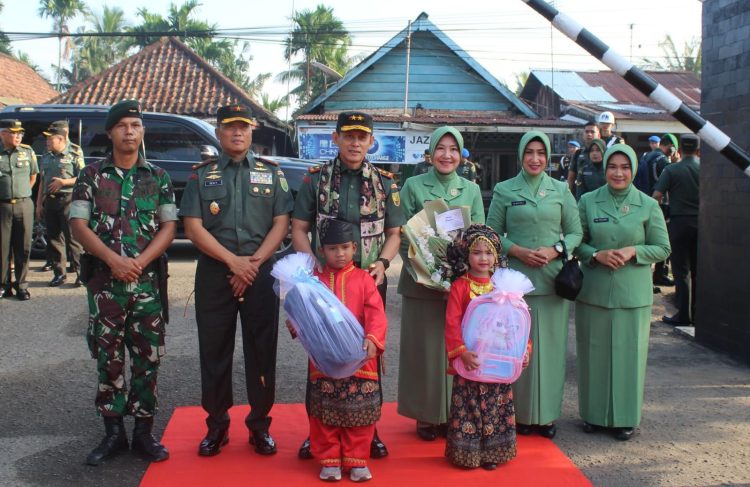Pangdam II/Sriwijaya Mayjen TNI Ujang Darwis, M.D.A., bersama Danrem 042/Gapu Brigjen TNI Heri Purwanto, S.E., M.Sc., disambut hangat oleh prajurit, Persit, dan anak-anak berpakaian adat dalam kunjungan kerja di Yonif 142/KJ, Jambi, Selasa (27/5/2025). (Dok. Yol)