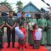 Pangdam II/Sriwijaya Mayjen TNI Ujang Darwis, M.D.A., bersama Danrem 042/Gapu Brigjen TNI Heri Purwanto, S.E., M.Sc., disambut hangat oleh prajurit, Persit, dan anak-anak berpakaian adat dalam kunjungan kerja di Yonif 142/KJ, Jambi, Selasa (27/5/2025). (Dok. Yol)