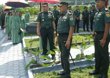 Pangdam II/Sriwijaya Mayjen TNI Ujang Darwis, M.D.A., didampingi Danrem 042/Gapu Brigjen TNI Heri Purwanto, S.E., M.Sc., meninjau area urban farming Kodim 0415/Jambi sebagai bentuk dukungan terhadap ketahanan pangan satuan, Selasa (27/5/2025). (Dok. Penrem 042/Gapu)