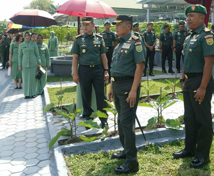 Pangdam II/Sriwijaya Mayjen TNI Ujang Darwis, M.D.A., didampingi Danrem 042/Gapu Brigjen TNI Heri Purwanto, S.E., M.Sc., meninjau area urban farming Kodim 0415/Jambi sebagai bentuk dukungan terhadap ketahanan pangan satuan, Selasa (27/5/2025). (Dok. Penrem 042/Gapu)