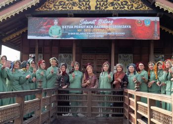 Ketua Persit KCK Daerah II/Sriwijaya, Ny. Desi Ujang Darwis, bersama rombongan dan para anggota Persit KCK Rem 042 PD II/Sriwijaya berfoto bersama di depan rumah adat BKR Selaras Pinang Masak, Kota Jambi. Selasa (28/05/2025). (Foto: Penrem 042/Gapu)