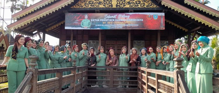 Ketua Persit KCK Daerah II/Sriwijaya, Ny. Desi Ujang Darwis, bersama rombongan dan para anggota Persit KCK Rem 042 PD II/Sriwijaya berfoto bersama di depan rumah adat BKR Selaras Pinang Masak, Kota Jambi. Selasa (28/05/2025). (Foto: Penrem 042/Gapu)