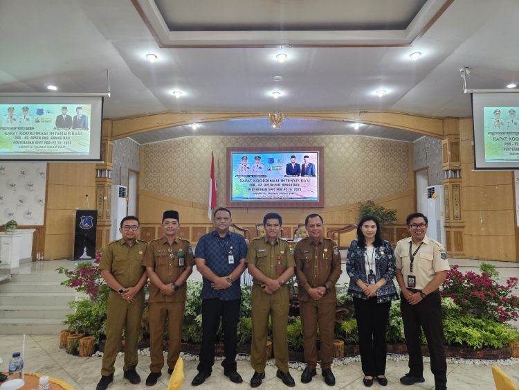 Kepala Kantor Wilayah Jasa Raharja Provinsi Jambi, Ni Made Ayu Mulidyawati (keempat dari kanan), berfoto bersama jajaran Pemkab Tanjab Barat usai kegiatan Rakor Intensifikasi PAD dan pembahasan UU di Aula Kantor Bupati Selasa (27/5/2025) (Foto: Dok. Pemkab Tanjab Barat / Jasa Raharja)