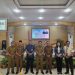 Kepala Kantor Wilayah Jasa Raharja Provinsi Jambi, Ni Made Ayu Mulidyawati (keempat dari kanan), berfoto bersama jajaran Pemkab Tanjab Barat usai kegiatan Rakor Intensifikasi PAD dan pembahasan UU di Aula Kantor Bupati Selasa (27/5/2025) (Foto: Dok. Pemkab Tanjab Barat / Jasa Raharja)