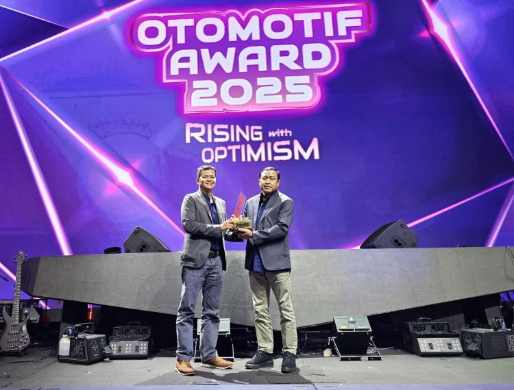 Rifki Maulana menerima penghargaan “Bike of The Year 2025” untuk AEROX ALPHA “TURBO” dalam ajang Otomotif Award 2025 yang digelar di Black Owl, Kelapa Gading, Jakarta, Selasa (27/5/2025). (Foto: Dok. Yamaha Indonesia)