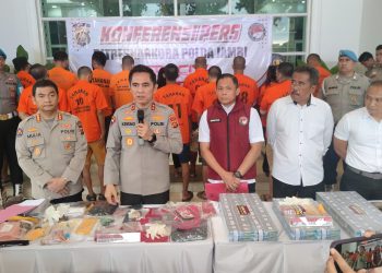 Kapolda Jambi Irjen Pol Krisno H. Siregar bersama jajaran saat memaparkan pengungkapan jaringan narkoba lintas daerah dan internasional dalam konferensi pers di Mapolda Jambi, Rabu (28/5/2025). (Dok. Stepanus)