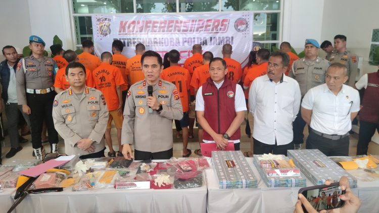 Kapolda Jambi Irjen Pol Krisno H. Siregar bersama jajaran saat memaparkan pengungkapan jaringan narkoba lintas daerah dan internasional dalam konferensi pers di Mapolda Jambi, Rabu (28/5/2025). (Dok. Stepanus)