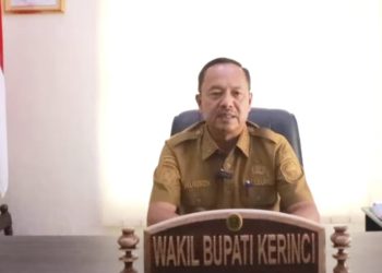 Wakil Bupati Kerinci, Murison, saat menyampaikan imbauan resmi kepada masyarakat terkait peningkatan kewaspadaan terhadap kebakaran hutan dan lahan (karhutla) di musim kemarau. (Foto: Diskominfo Kabupaten Kerinci)