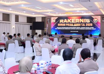 Peserta Rakernis Humas Polda Jambi Tahun Anggaran 2025 mengikuti rangkaian acara yang dibuka langsung oleh Kapolda Jambi, Irjen Pol. Krisno H. Siregar di Gedung Siginjai pada Rabu, (28/05/2025) (Foto: Stepanus)