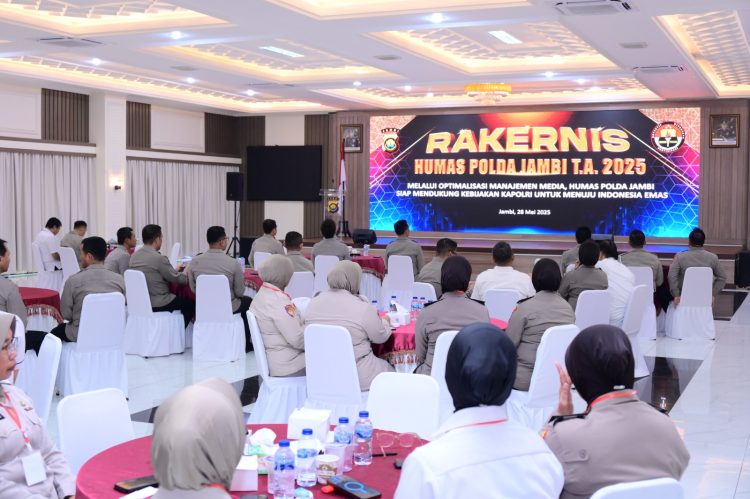 Peserta Rakernis Humas Polda Jambi Tahun Anggaran 2025 mengikuti rangkaian acara yang dibuka langsung oleh Kapolda Jambi, Irjen Pol. Krisno H. Siregar di Gedung Siginjai pada Rabu, (28/05/2025) (Foto: Stepanus)