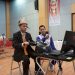Seorang peserta AHM Best Student tengah mengikuti sesi simulasi presentasi inovasi di hadapan tim pelatih. Didampingi oleh instruktur, peserta mengenakan pakaian adat khas sambil memanfaatkan teknologi digital dalam mendemonstrasikan idenya. Rabu (28/05/2025). (Dok. Sinsnen)