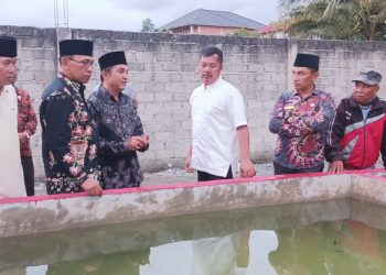 Bupati Kerinci, Monadi, meninjau kolam budidaya ikan lele milik Bumdes Desa Senimpik, Kecamatan Siulak Mukai, didampingi kepala desa dan pengurus setempat. Kamis (22/5/2025) (dok. Yola)