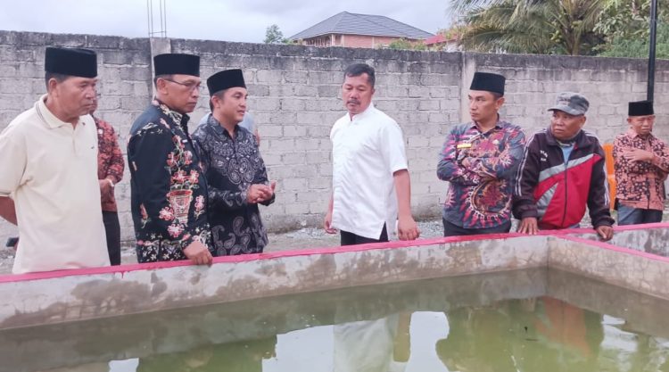 Bupati Kerinci, Monadi, meninjau kolam budidaya ikan lele milik Bumdes Desa Senimpik, Kecamatan Siulak Mukai, didampingi kepala desa dan pengurus setempat. Kamis (22/5/2025) (dok. Yola)