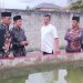 Bupati Kerinci, Monadi, meninjau kolam budidaya ikan lele milik Bumdes Desa Senimpik, Kecamatan Siulak Mukai, didampingi kepala desa dan pengurus setempat. Kamis (22/5/2025) (dok. Yola)