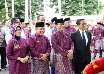 Gubernur Jambi Dr. H. Al Haris, S.Sos., M.H bersama Menteri Desa PDTT H. Yandri Susanto, Wali Kota Jambi Dr. dr. H. Maulana, serta unsur Forkopimda saat menghadiri Rapat Paripurna Istimewa DPRD Kota Jambi dalam rangka HUT ke-79 Pemerintah Kota Jambi dan Hari Jadi ke-624 Tanah Pilih Pusako Batuah, Rabu (28/5/2025). (Dok Erit - Kominfo)