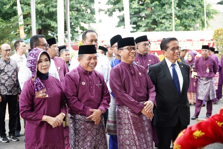 Gubernur Jambi Dr. H. Al Haris, S.Sos., M.H bersama Menteri Desa PDTT H. Yandri Susanto, Wali Kota Jambi Dr. dr. H. Maulana, serta unsur Forkopimda saat menghadiri Rapat Paripurna Istimewa DPRD Kota Jambi dalam rangka HUT ke-79 Pemerintah Kota Jambi dan Hari Jadi ke-624 Tanah Pilih Pusako Batuah, Rabu (28/5/2025). (Dok Erit - Kominfo)