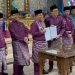 Kepala BPJS Ketenagakerjaan Cabang Jambi, Hendra Elvian (tengah), bersama Wali Kota Jambi, Dr. H. Maulana, MKM, menunjukkan dokumen nota kesepahaman usai penandatanganan MoU perlindungan ketenagakerjaan bagi pekerja non-ASN dan sektor informal di Rapat Paripurna HUT Kota Jambi, Rabu (28/5/2025). (Dok. Yola)
